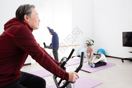 做健身运动的老年人图片