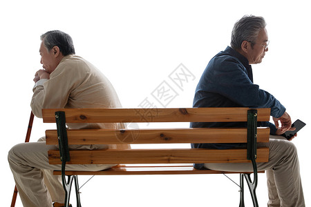 白色沉思坐在长椅上的老年人背景