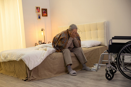 孤独的老人坐在床图片