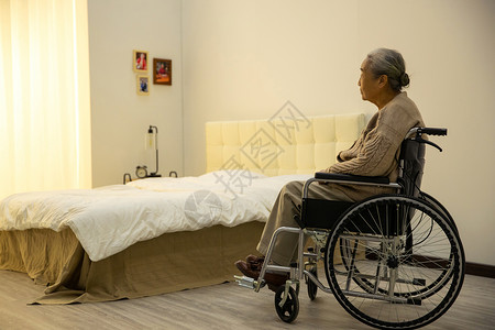 孤独的老人坐在轮椅上高清图片