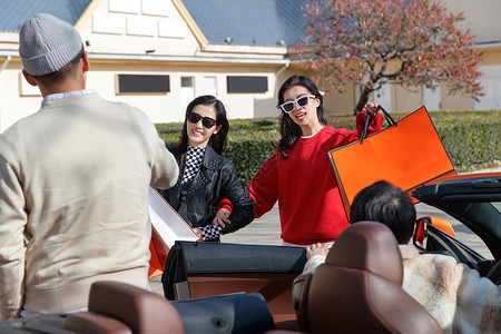 时尚的青年男人驾车接购物的女友中国高清图片素材