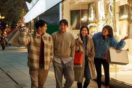 快乐时尚的年轻人夜晚逛街城市高清图片素材