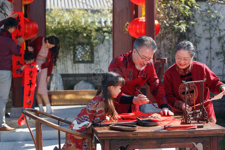 快乐家庭过新年写春联图片