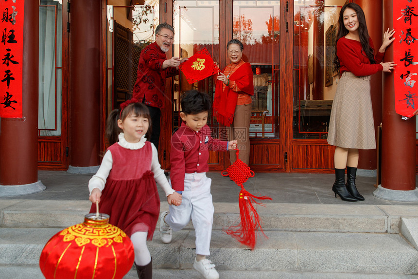 快乐儿童追逐嬉戏庆新年图片