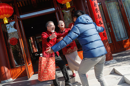 青年男人过年回家和父母团聚温馨高清图片素材