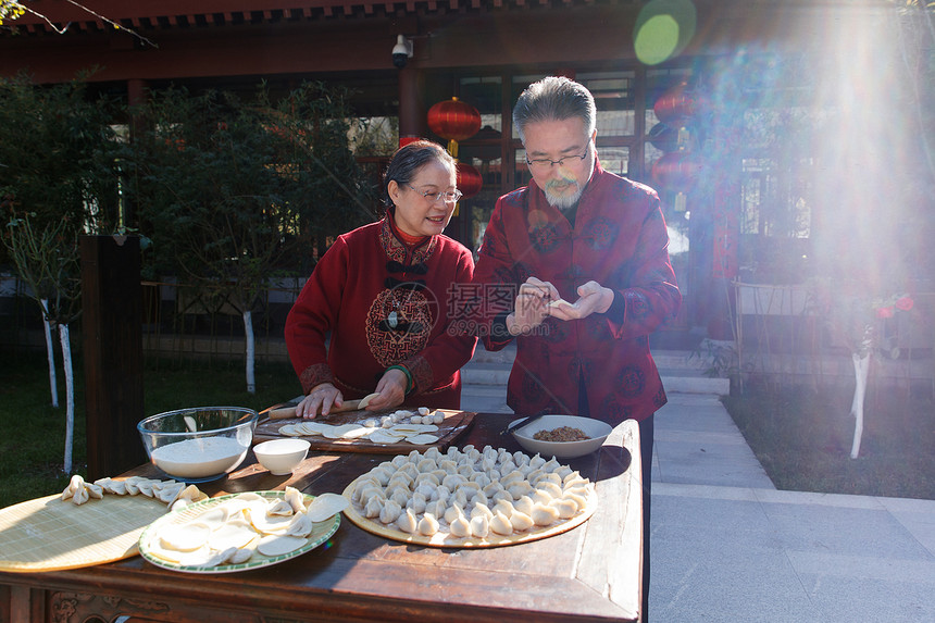 幸福的老年夫妇过年包饺子图片