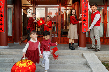 快乐儿童追逐嬉戏庆新年背景图片