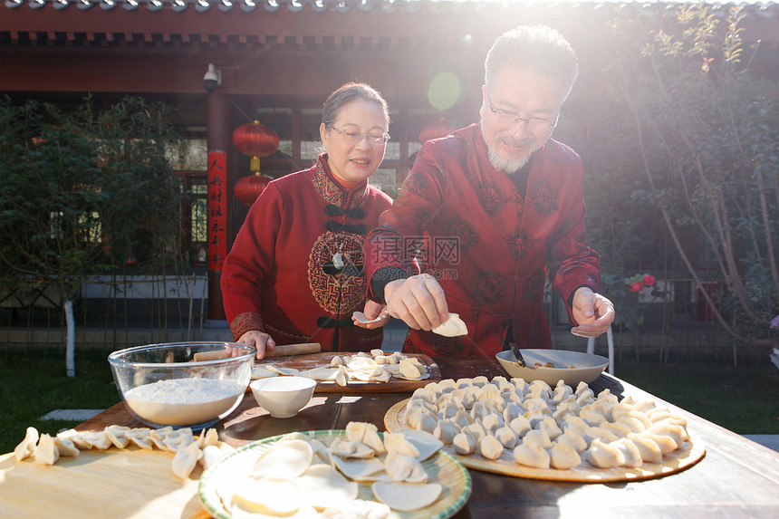 幸福的老年夫妇过年包饺子图片