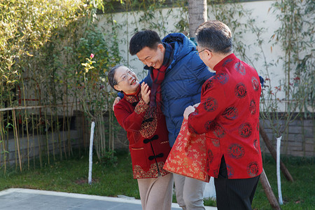 青年男人过年回家和父母团聚中国元素高清图片素材