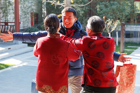 青年男人过年回家和父母团聚庆祝高清图片素材