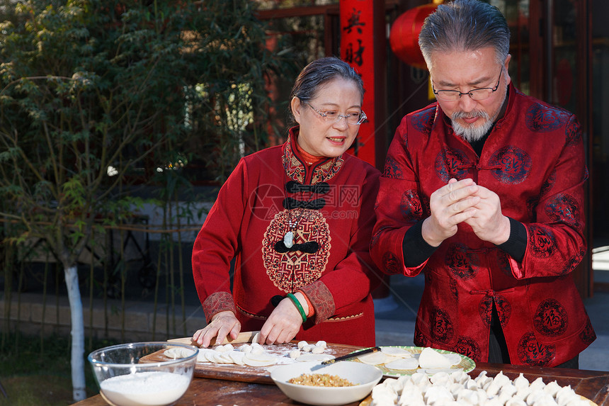 幸福的老年夫妇过年包饺子图片