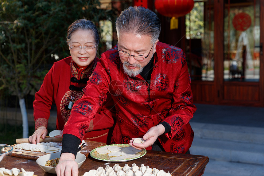 幸福的老年夫妇过年包饺子图片