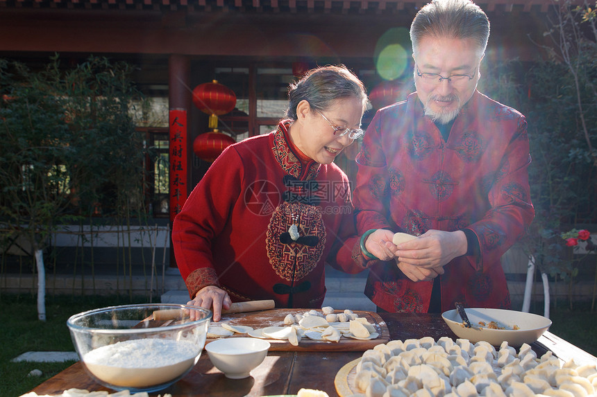 幸福的老年夫妇过年包饺子图片