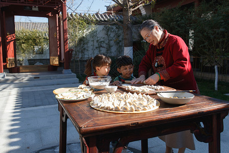 祖孙三人过年包饺子图片