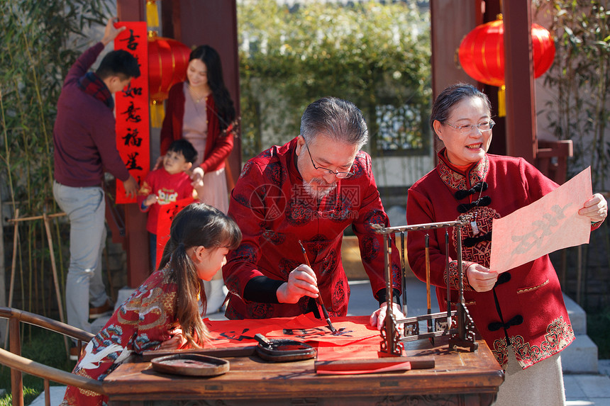 快乐家庭过新年写春联图片