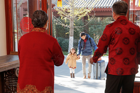 青年男人带着女儿回家过新年图片