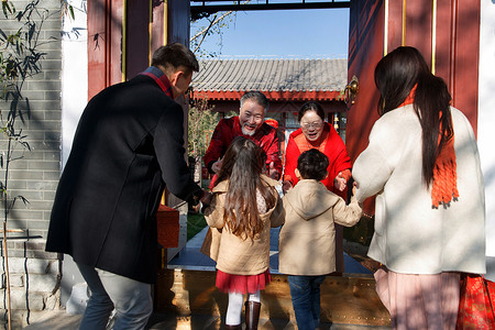 幸福家庭回家过新年图片