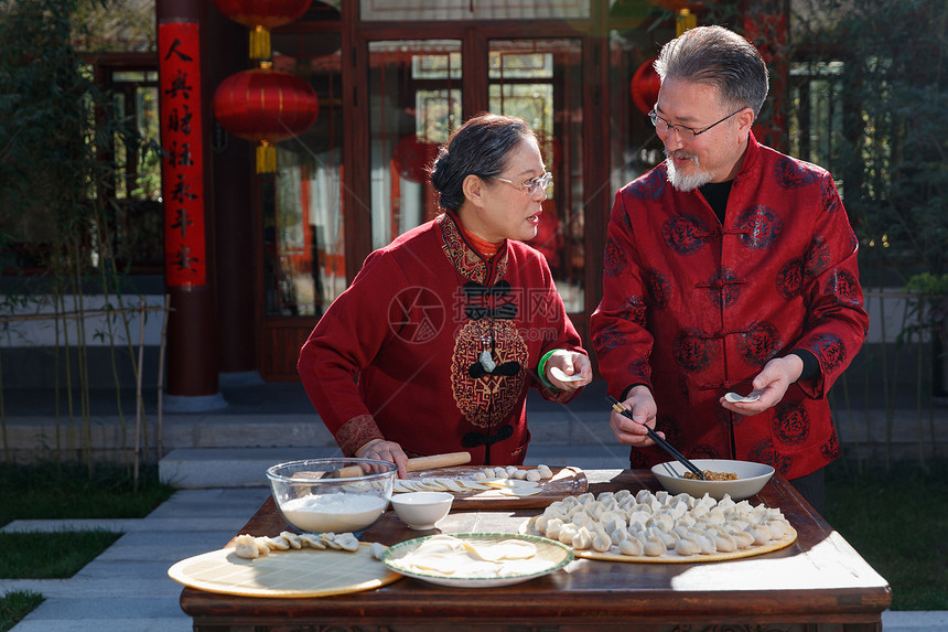 幸福的老年夫妇过年包饺子图片