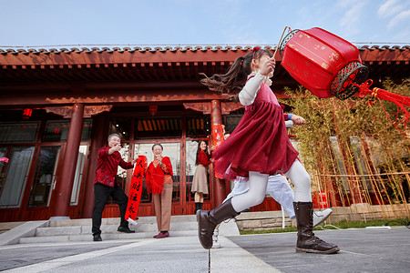 起重机家园幸福的大家庭贴春联庆祝新年背景