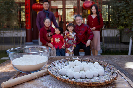 幸福的家庭过年准备包饺子图片