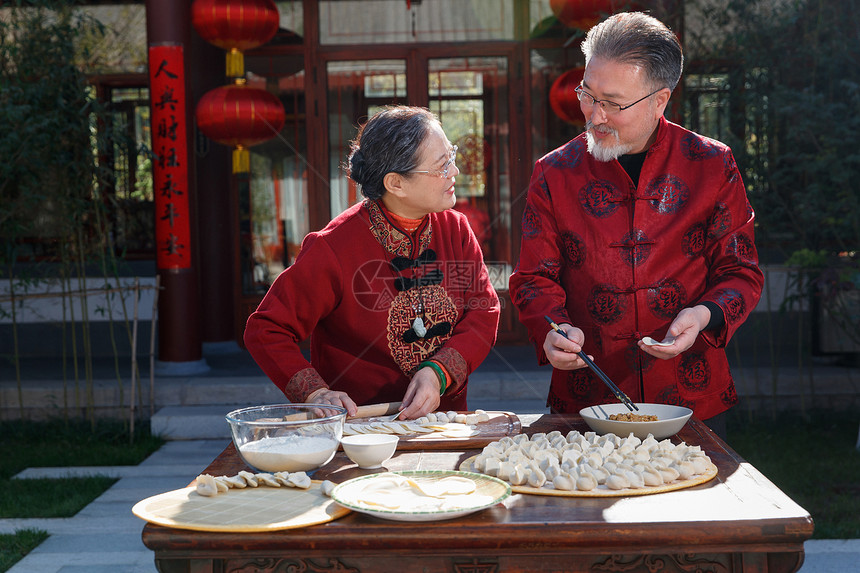 幸福的老年夫妇过年包饺子图片