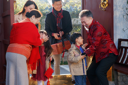 幸福家庭回家与老人团聚过新年图片