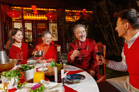成年有酒春节东方家庭在中式庭院内聚餐背景