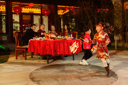 快乐家庭庆祝新年高清图片