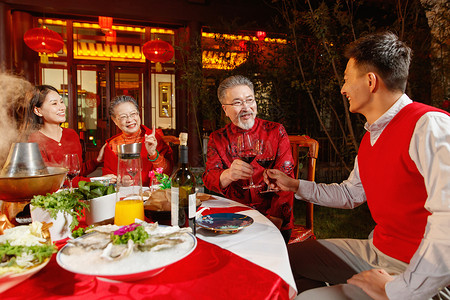 成年有酒春节东方家庭在中式庭院内聚餐背景