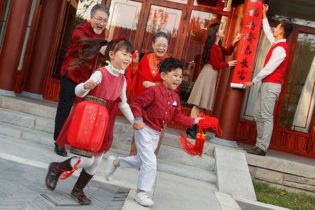 快乐儿童追逐嬉戏庆新年背景图片