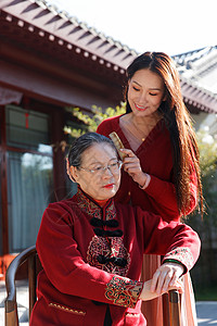 妈妈为女儿梳头青年女人为母亲梳头背景