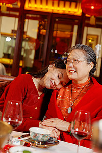 春节餐厅幸福的母女依偎在一起背景