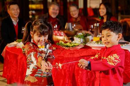 快乐家庭庆祝新年高清图片