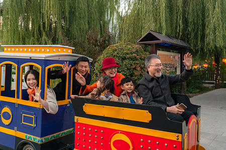幸福的六口之家乘小火车游览公园图片