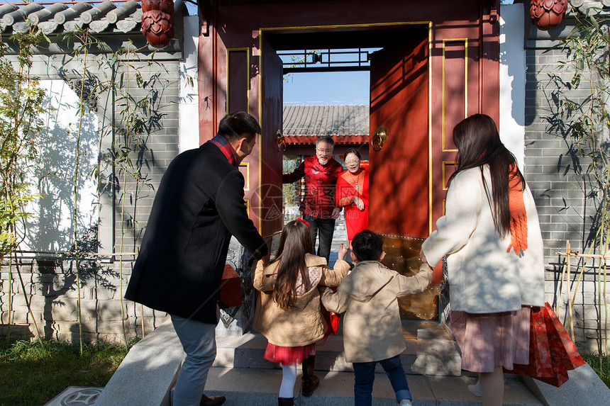 幸福家庭回家与老人团聚过新年图片