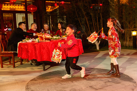 快乐家庭庆祝新年高清图片