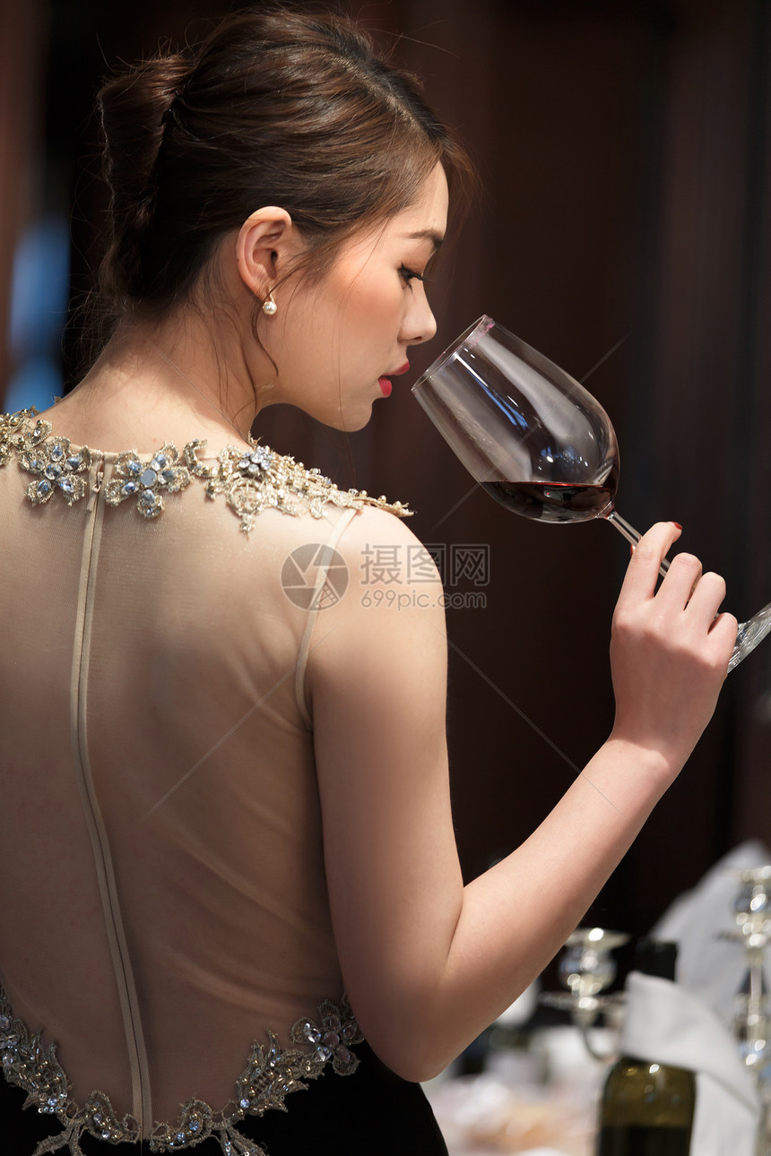 漂亮的青年女人喝红酒图片