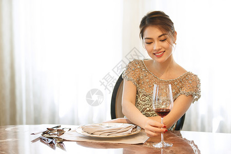 私宴装饰物宴会上的青年女人背景