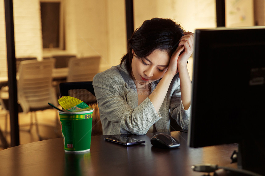 在办公室加班的青年女人图片