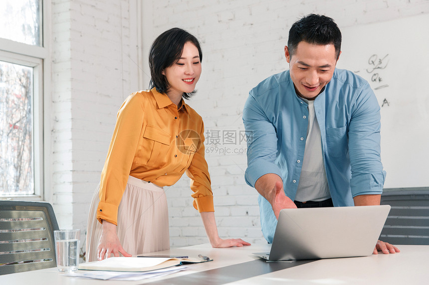 在办公室里的商务男女图片