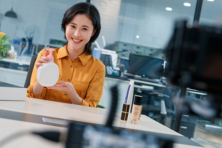 化妆品企业青年女人在线直播销售化妆品背景