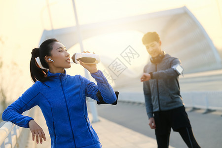 喝杯青年男女户外锻炼背景