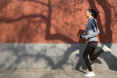 青年女人户外奔跑图片