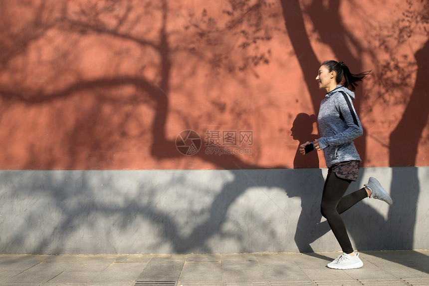 青年女人户外奔跑图片