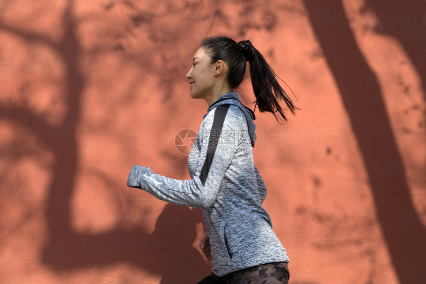 青年女人户外奔跑图片