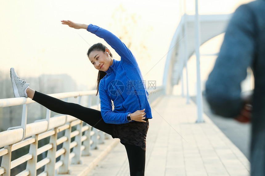 青年男女户外锻炼图片