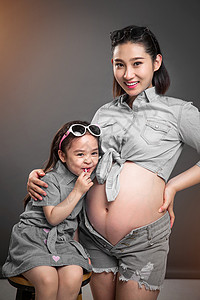 孕妇妈妈和小女孩高清图片