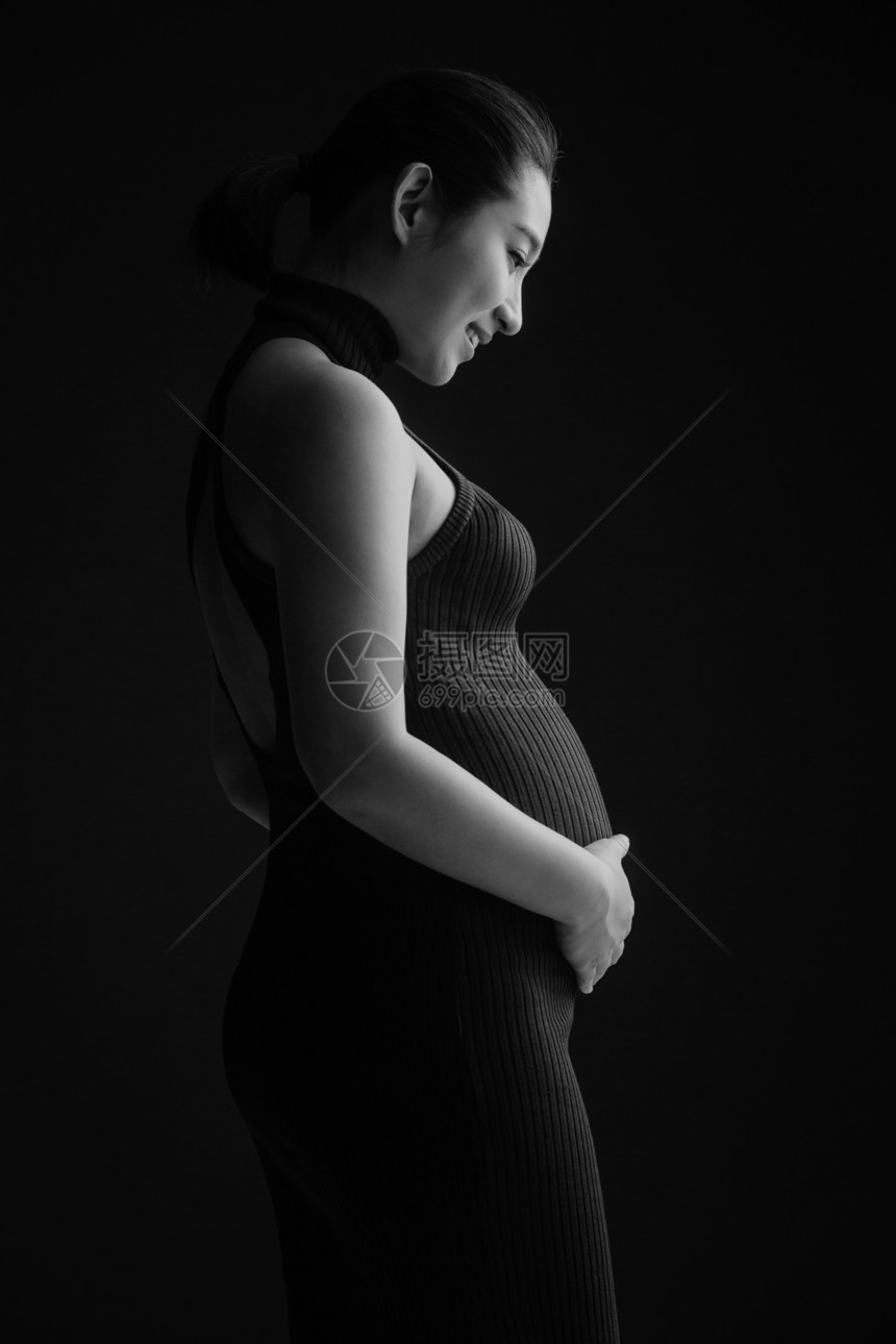 孕妇抚摸肚子图片