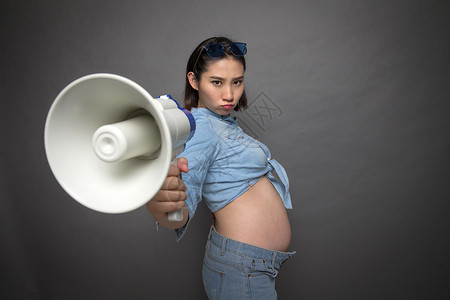 老母亲生气表情穿着时尚的孕妇拿着扩音器背景