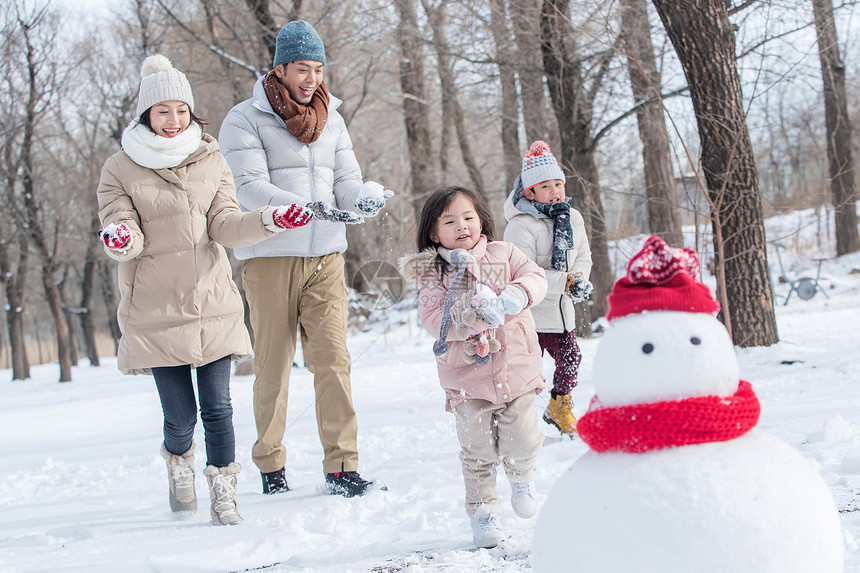 欢乐家庭在雪地里堆雪人图片